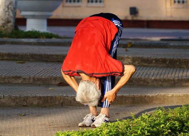 世界上身体最柔软的人,四肢可以任意折叠,一个动作至今无人超越