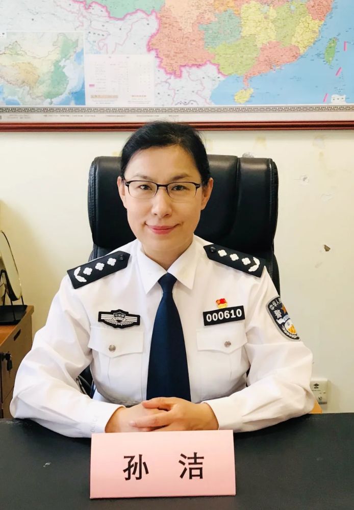 公安部新闻宣传局副局长孙洁说:"《猎狐》坚持现实主义的创作方法,生