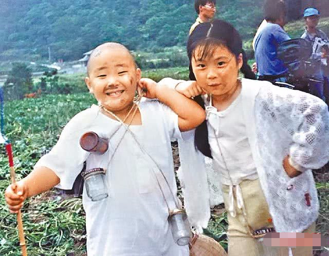 杨小黎4岁时就被星探发掘从而进入演艺圈,她与郝劭文合作的经典喜剧片