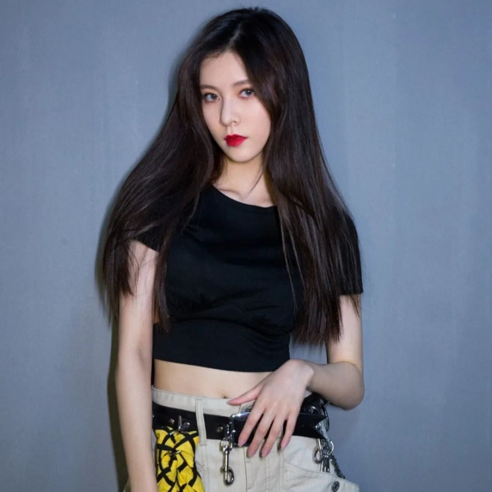 "bm女孩"的首先入门款就是一件crop top,而且大部分都爱crop top 阔腿