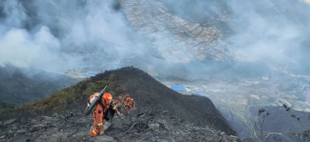 近70度陡坡挺进消防员在凉山火场为扑灭山火正在实施以水灭火在火场