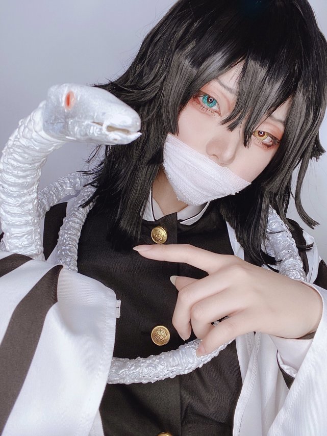 《鬼灭之刃》伊黑小芭内cos,异色瞳实在是太引人注目了