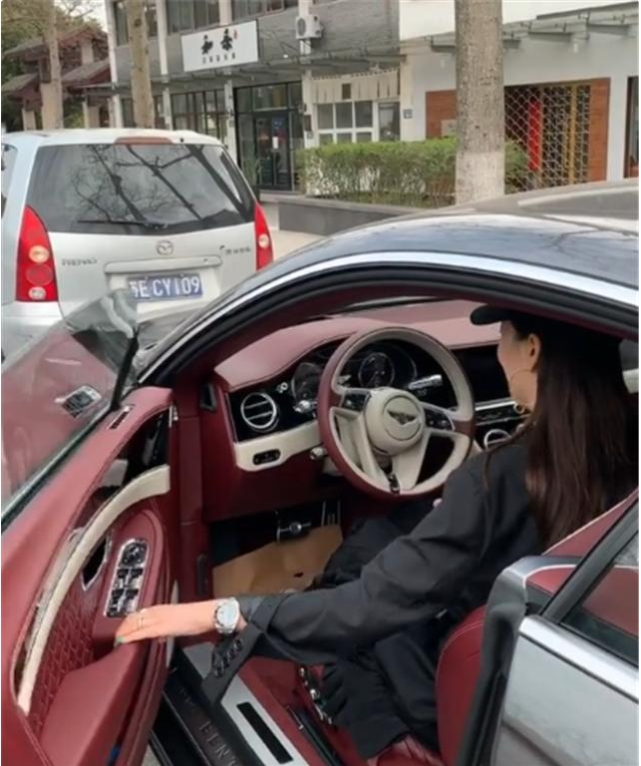90后集团千金开宾利出行,"银翼灰"车漆,落地400万