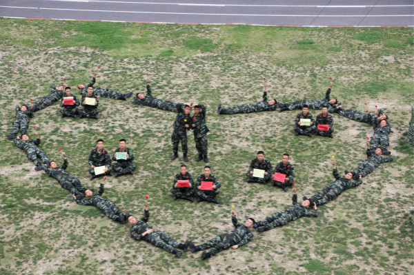 "在营区操场上,官兵还自发组成"感恩"方阵,用最有爱的"心形"队形,表达