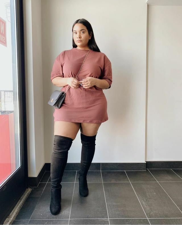 大码模特酷爱紧身衣,赘肉紧勒仍自信与瘦人比美