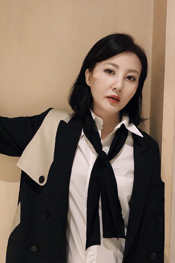 51岁陶红晒和老妈合影,穿t恤配半身裙,年过半百还是少女气息