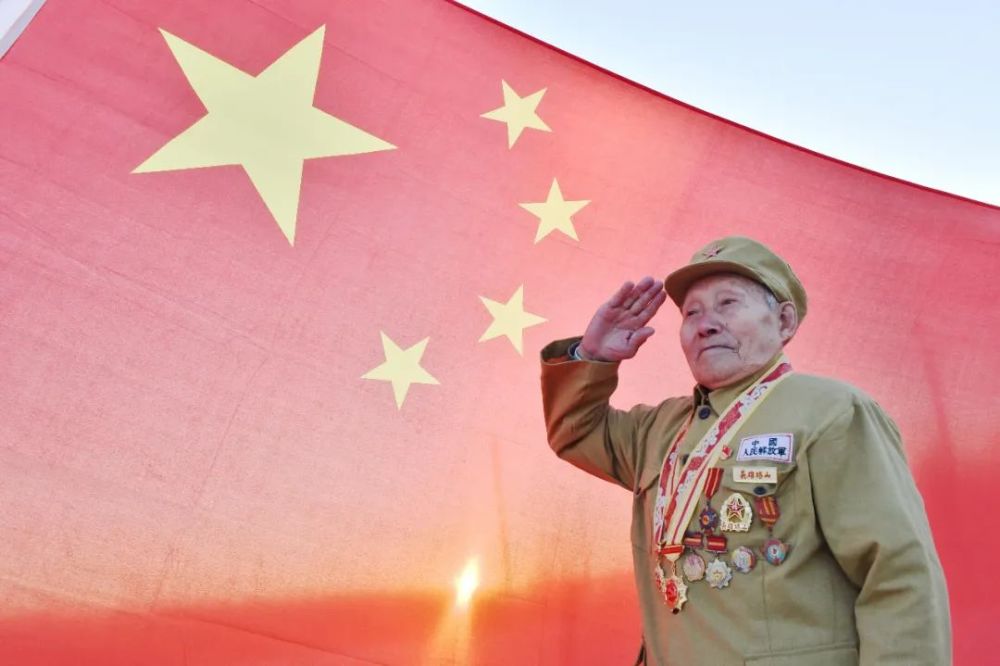 张贵斌在国旗下敬礼.