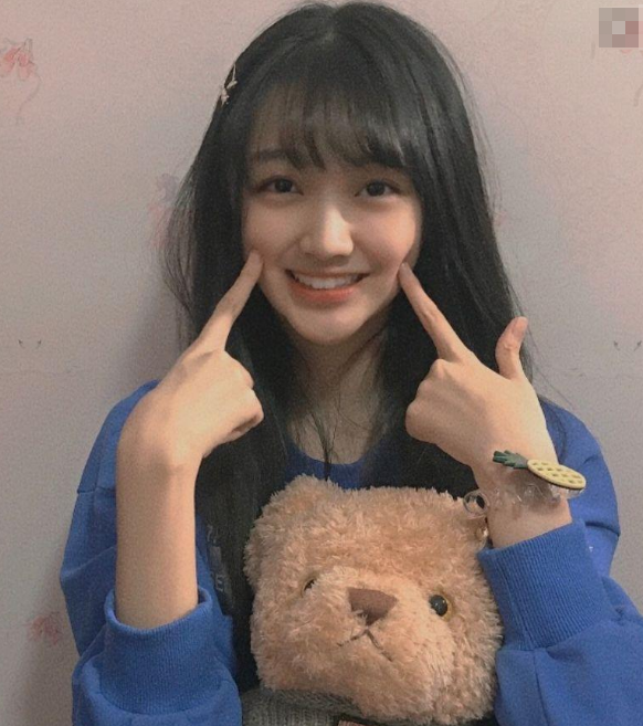 她们如今都已经长大了,而且在娱乐圈都有着一定的地位,就好比曲芷含