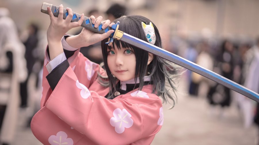 合法萝莉cos真菰大马路上蹲下时路人看傻眼