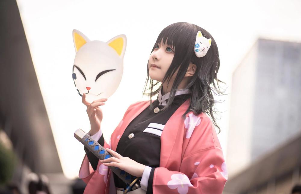 合法萝莉cos真菰大马路上蹲下时路人看傻眼