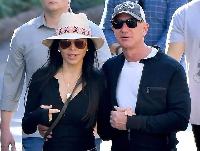 戴着遮阳帽时髦的不行,小女友挽着男友的胳膊小鸟依人,比起麦肯齐那种