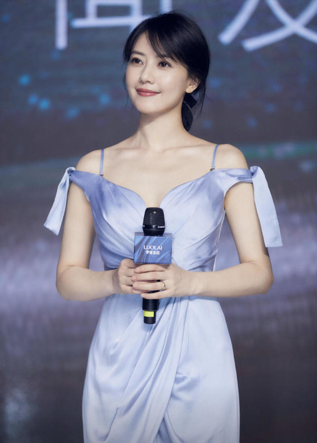 高圆圆越活越年轻了白衬衫搭配背带裤清爽减龄宛如18岁少女