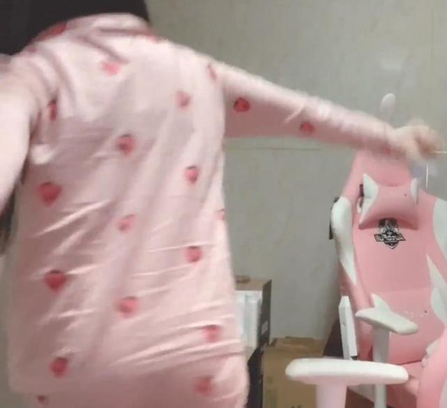小团团厕所拍照回馈粉丝，不露脸怎么赚钱？