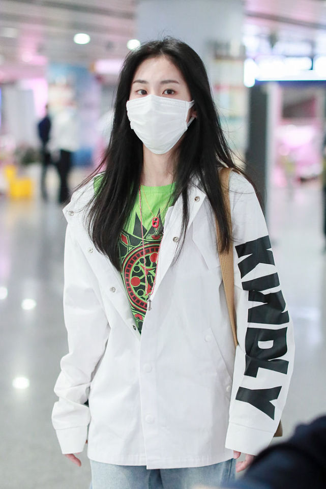 秀发迷skr人!张碧晨穿运动装搭机 小红鞋与行李箱撞色吸睛