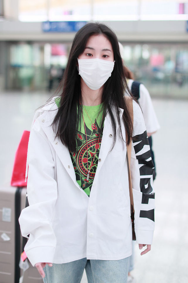 秀发迷skr人!张碧晨穿运动装搭机 小红鞋与行李箱撞色吸睛