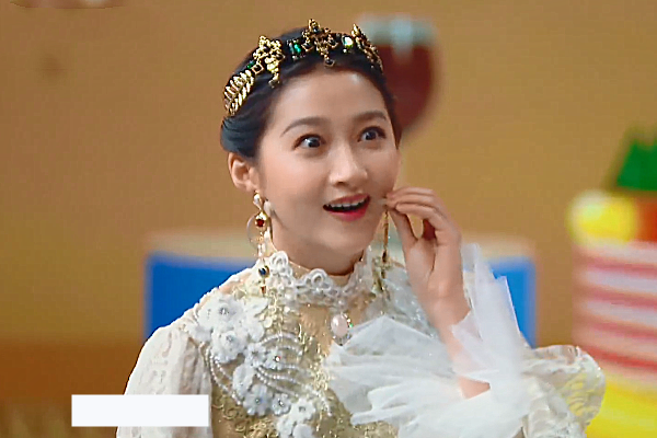 吉娜的腰两只手可握住,关晓彤听到数据张大嘴巴,捂住脸自愧不如_腾讯