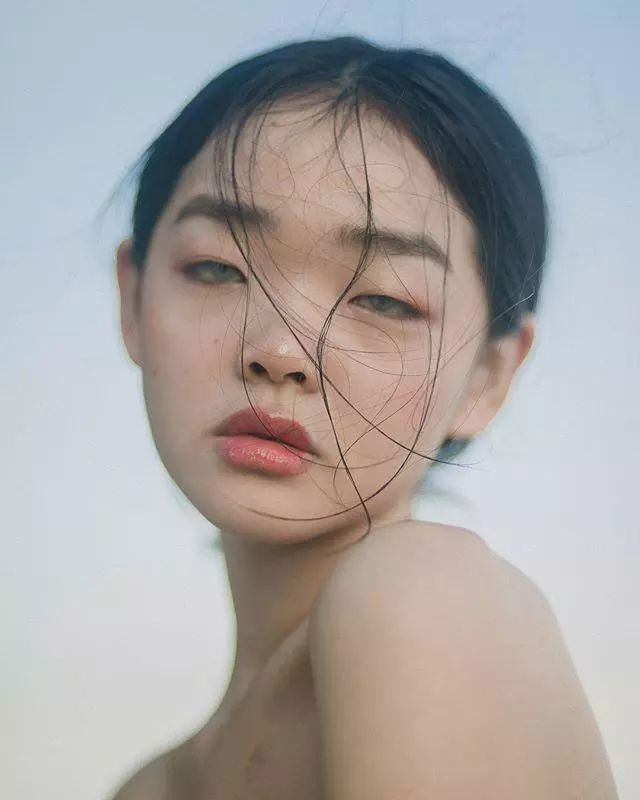 這位女模特就是來自新加坡的段美月(duan mei yue),她18歲的時候,就登