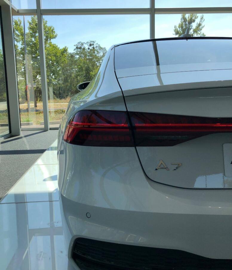首台新款奥迪a7到店,动感车身比宝马5系帅气,电动尾翼表现最给力!