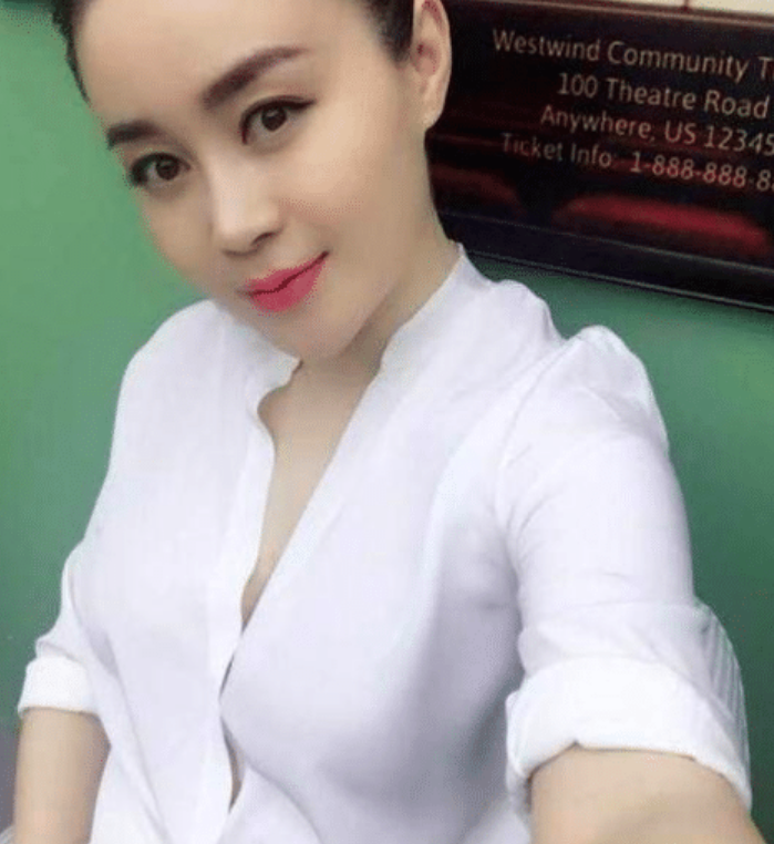 赵本山女徒弟关婷娜近照,整个人发福了很多,依旧美艳动人