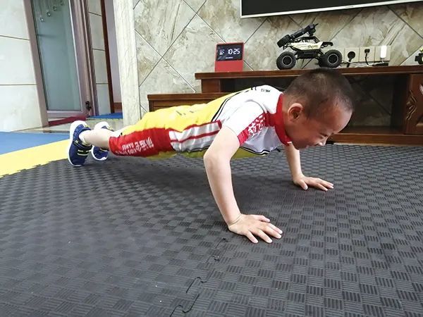 中国肌肉小孩图片