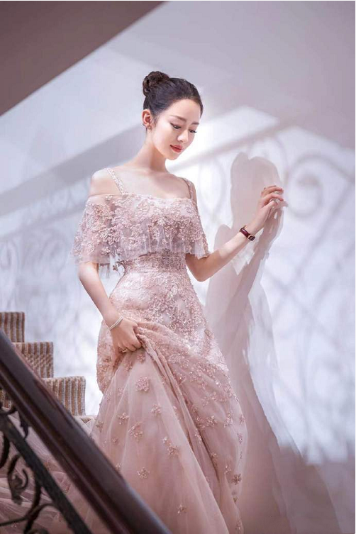 吉娜穿抹胸礼服大秀美背,为粉色"代言"的她,皮肤白皙令人艳羡_腾讯