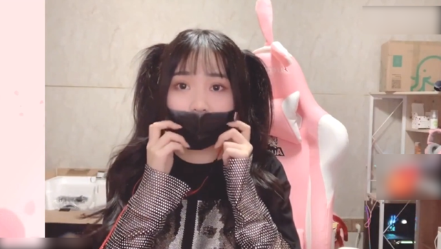 一条小团团终于摘下口罩,露出整张脸跳舞,颜值比想象中高太多了