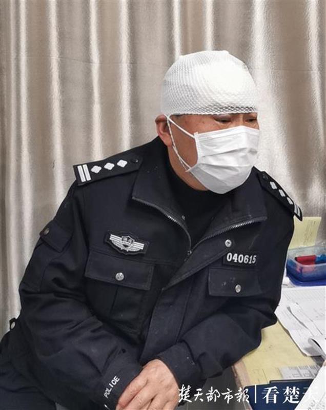 丁元石丁元石今年54岁,是武汉市公安局黄陂区分局祁家湾所社区民警,从