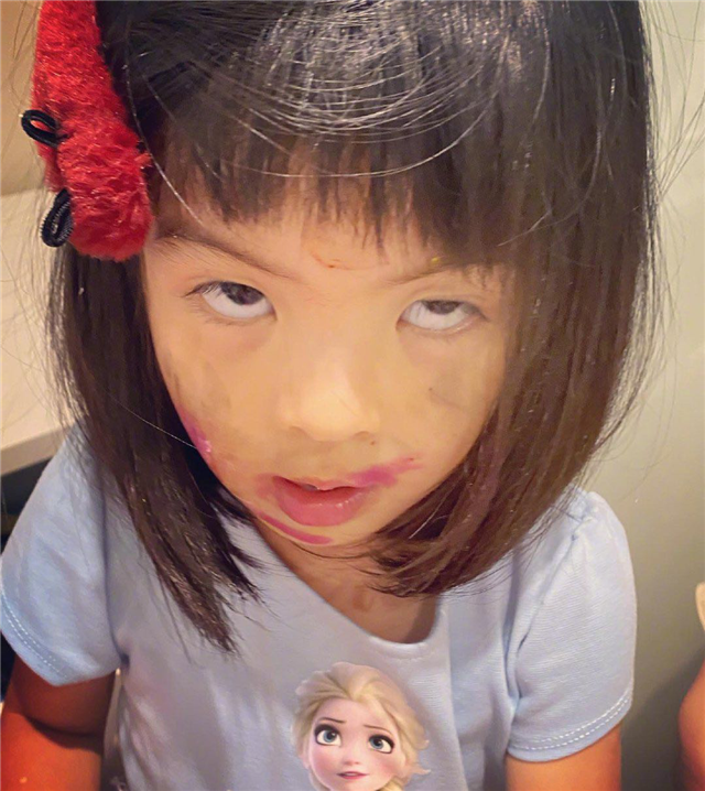 贾静雯称母亲节是崩溃日,晒出bo妞节日礼物忍不住翻白眼