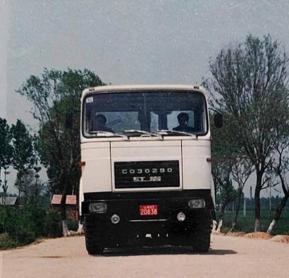 80年代国产大马力重卡代表—红岩cq30.