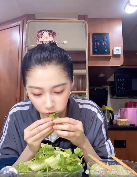 关晓彤直播吃午餐用生菜卷香菜吃法绿色又健康