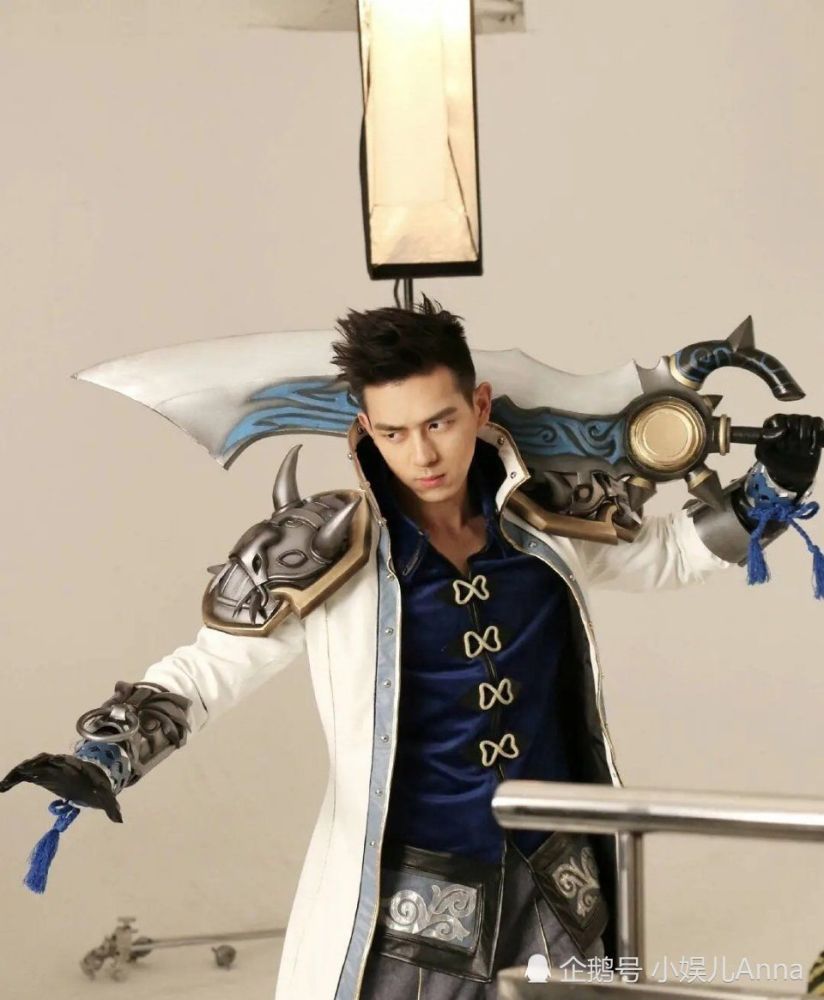 男星扛大刀造型:王一博气场全开,胡歌霸气外露,看到李现:后悔没早点