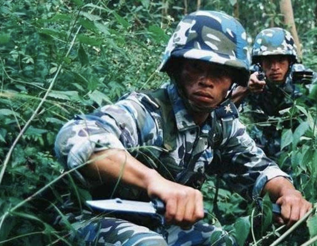 为什么特种兵喜欢正握匕首,普通人却反握匕首?这里告诉你原因!