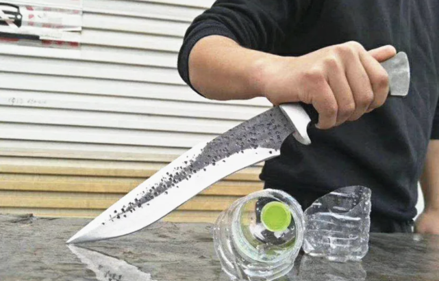 为什么特种兵喜欢正握匕首,普通人却反握匕首?这里告诉你原因!