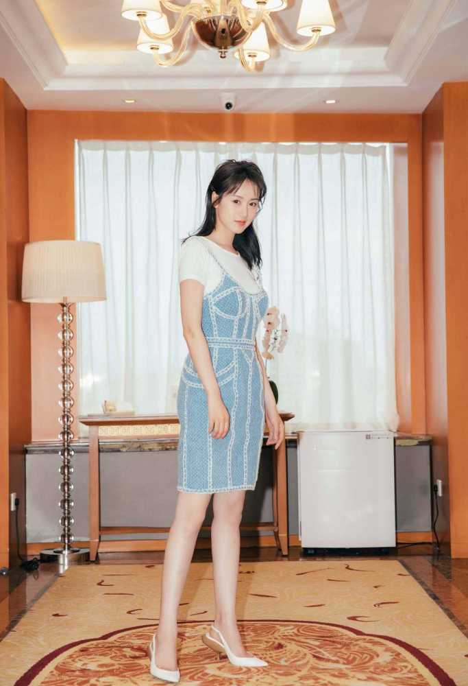 袁冰妍可真时髦!黑色t恤搭配绿色蛇纹半身裙抢眼帅气,气场全开