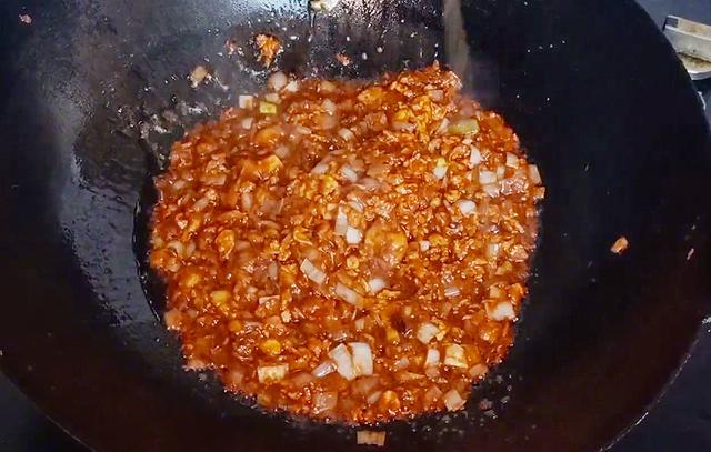 鸡蛋酱怎么炸好吃?东北大厨教你正确做法,酱香浓郁,味道好