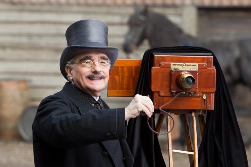 当年卢米埃尔兄弟发明了电影之后,成为了那个年代最神奇的魔法,当观众