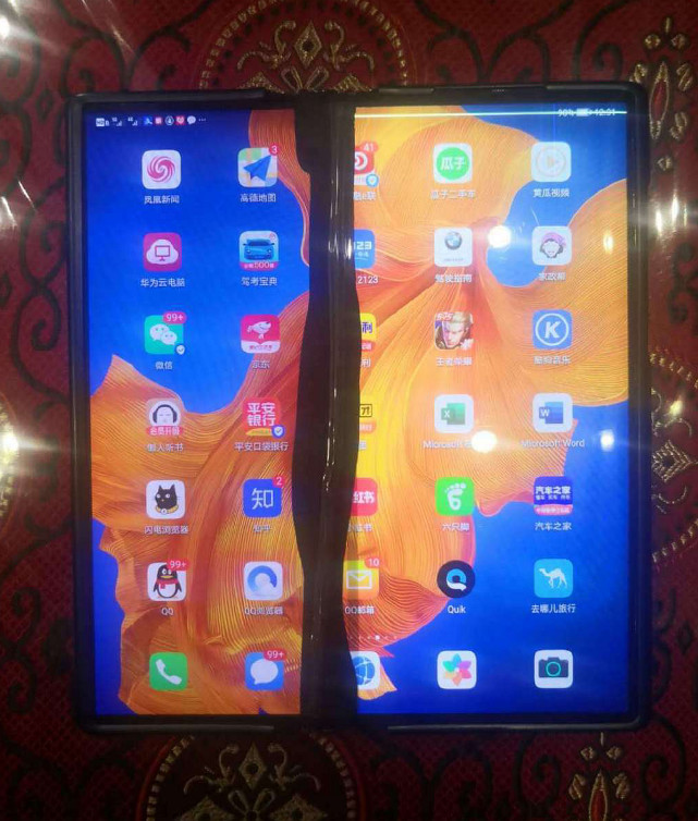 网友投诉华为mate xs铰链易磨损,屏幕漏液,客服称系人为损坏