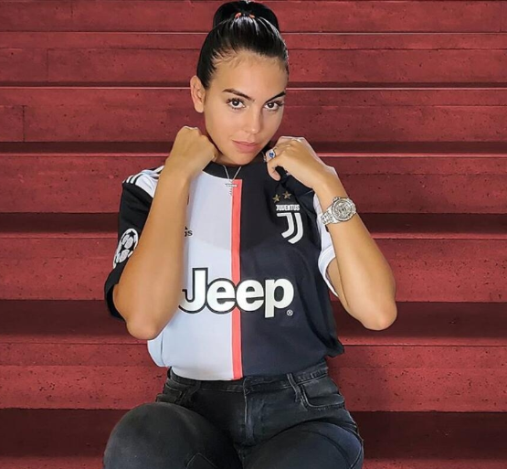 人美心善乔治娜义卖c罗签名球衣捐助西班牙医院抗疫获150万点赞