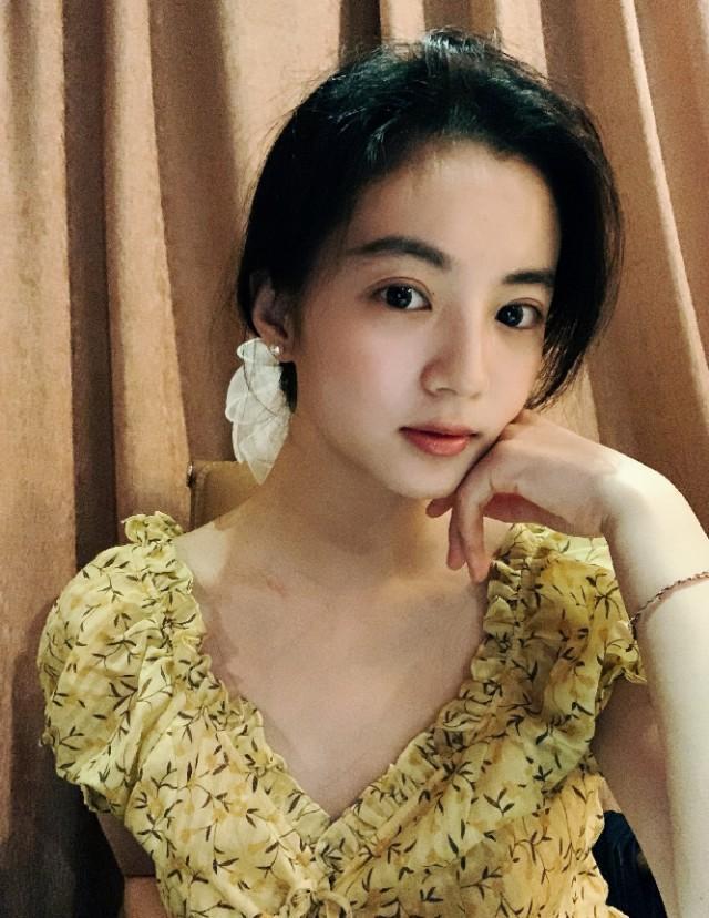 淡黄的长裙蓬松的头发张雅钦法式风情自拍眼角眉梢透露温柔