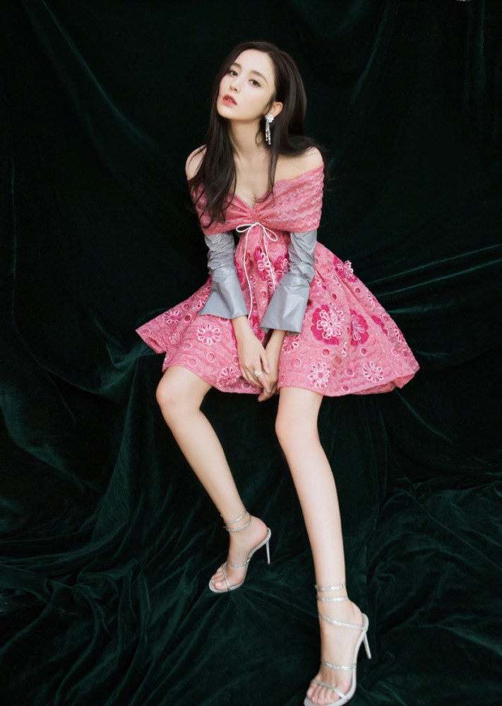 更加显腿长,尤其是脚踝格外纤细,别人硬挤都穿不进的鞋子,古力娜扎