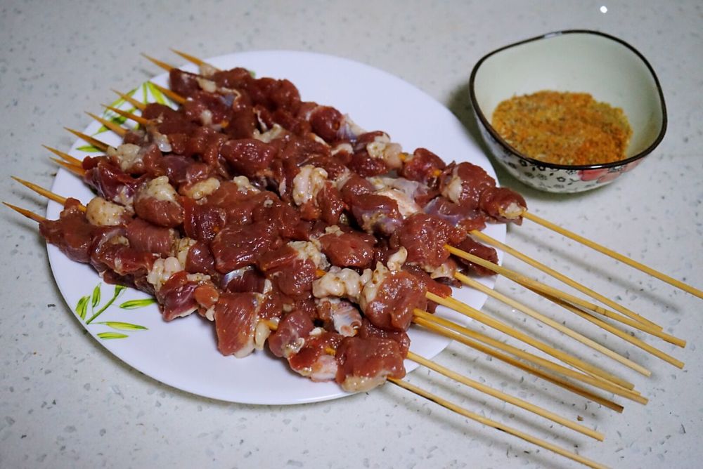 入夏後必學這道食譜,自己烤出噴香流油的羊肉串,醃製蘸料有竅門