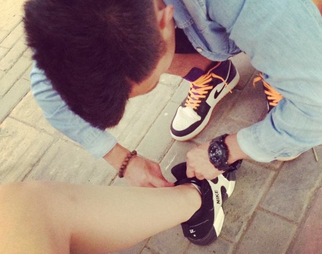 让他帮你"系鞋带",总之一切折磨人的事情都要尝试,毕竟情侣之间还是很