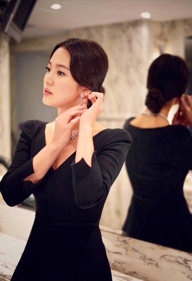 宋慧乔又穿黑色连衣裙,配盘发造型,看似低调却满满高级贵妇感