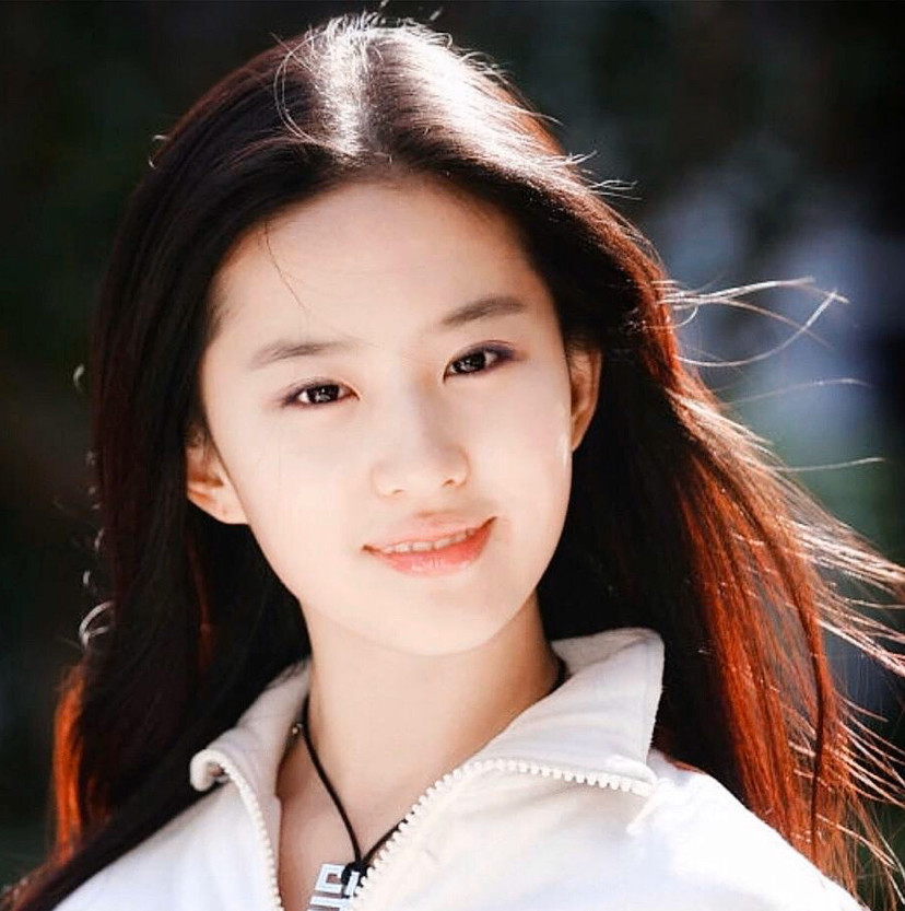 刘亦菲运动装造型长发飞扬 是年轻女孩该有的样子