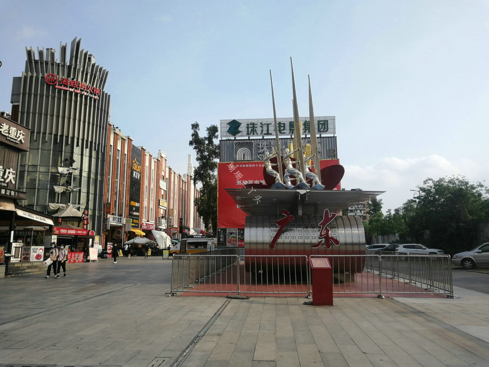 珠影星光城的这条"星光大道"留出一个细长型的广场,并将其被命名为