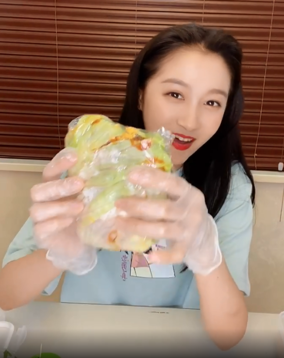 关晓彤公开减肥餐教程,看到"l码"蔬菜三明治,确定是认真的?_腾讯新闻