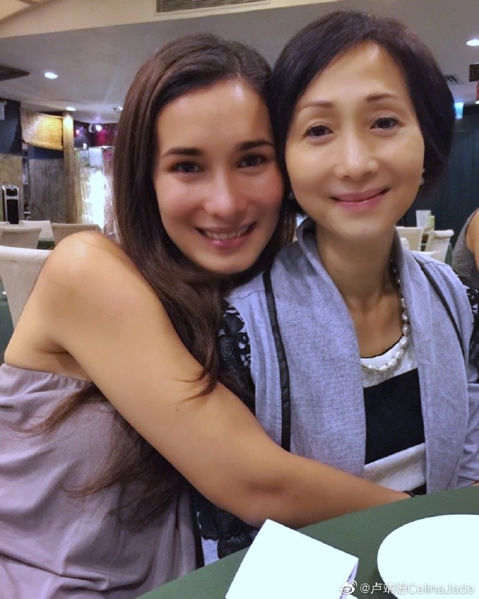 卢靖姗是混血儿,父亲是美国功夫演员roy horan,还曾经出演过成龙的