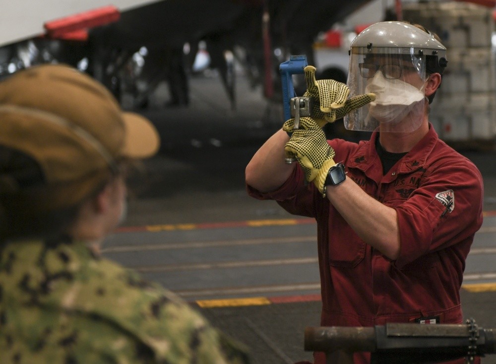 发生新冠疫情后的美海军杜鲁门号航空母舰目前仍停靠在关岛