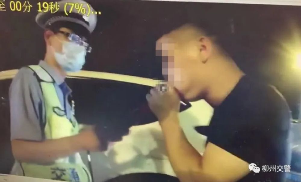 广西小伙酒驾遇查 竟从桥上跳入江中 真相让人无语 腾讯新闻