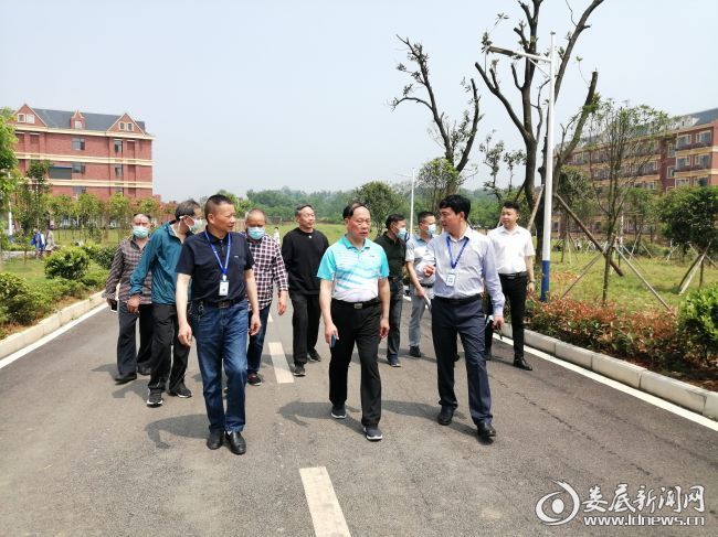 南,副主任王在超,吴国贤,罗雪华一行在新化县教育局关工委主任姜建华